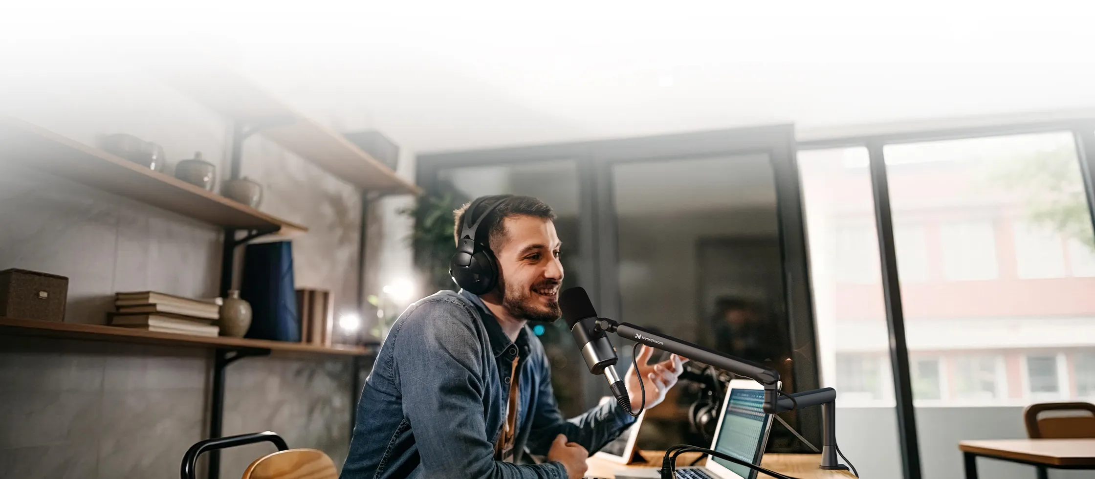 NearStream am25x condenser mic in podcasting scenario